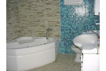 Grecia Chata Paramonas, Exterior